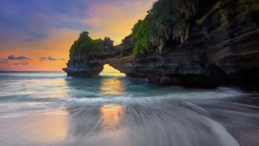 Pantai Batu Bolong, Pantai Cantik dengan Batu Karang Bolong Mempesona di Bali