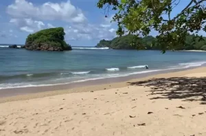 Pantai Kondang Merak, Pesona Pantai Indah Nan Bersih di Malang